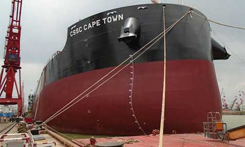 大型船舶CSSC Cape Town停靠在拥有起重机的船厂。